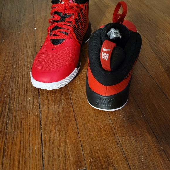 Nike team hustle shoes - Picture 2 of 4